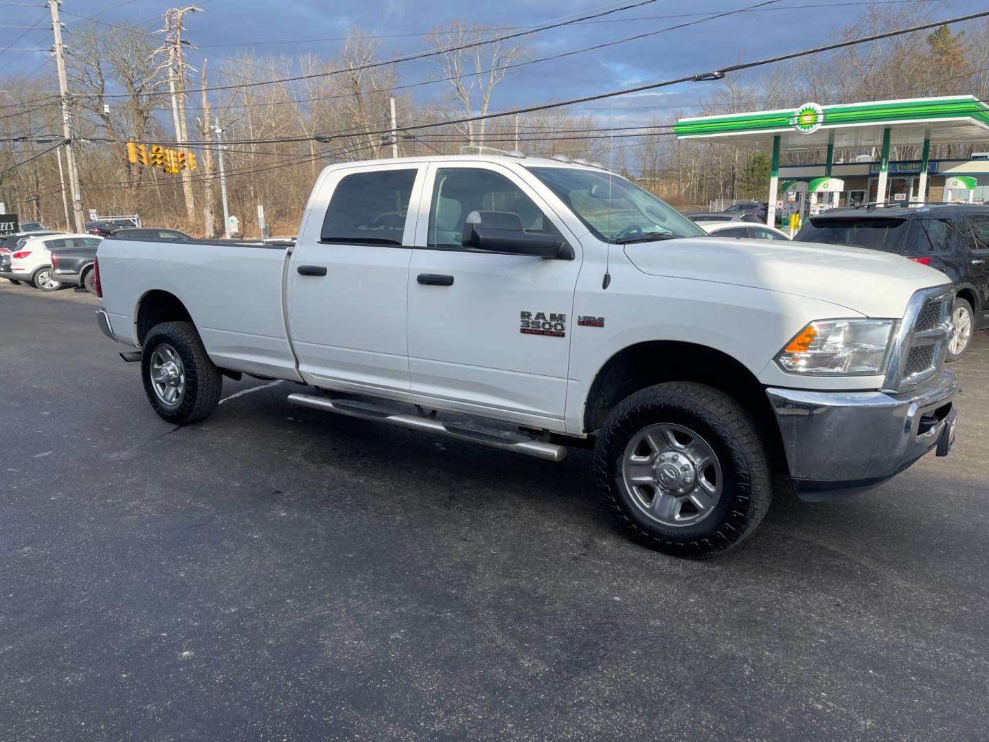 2018 White /Black RAM 3500 Tradesman Crew Cab 4WD (3C63R3GJ7JG) with an 6.4L V8 OHV 16V engine, 6A transmission, located at 11115 Chardon Rd. , Chardon, OH, 44024, (440) 214-9705, 41.580246, -81.241943 - Photo#3